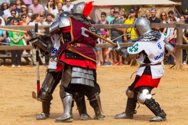 Belmonte, İspanya... 24 Eylül 2022, Ulusal Ortaçağ Güreş Şampiyonası. Ortaçağ askerleri tam muharebe halinde. Belmonte Kalesi 'nde ortaçağ savaşları.