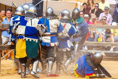 Belmonte, İspanya... 24 Eylül 2022, Ulusal Ortaçağ Güreş Şampiyonası. Ortaçağ askerleri tam muharebe halinde. Belmonte Kalesi 'nde ortaçağ savaşları.