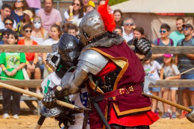 Belmonte, İspanya... 24 Eylül 2022, Ulusal Ortaçağ Güreş Şampiyonası. Ortaçağ askerleri tam muharebe halinde. Belmonte Kalesi 'nde ortaçağ savaşları.