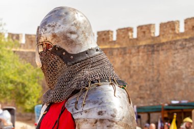 Belmonte, İspanya... 24 Eylül 2022, Ulusal Ortaçağ Güreş Şampiyonası. Savaşçılar ve askerler için ortaçağ miğferi. Belmonte Kalesi 'nde ortaçağ savaşları.