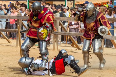 Belmonte, İspanya... 24 Eylül 2022, Ulusal Ortaçağ Güreş Şampiyonası. Ortaçağ askerleri tam muharebe halinde. Belmonte Kalesi 'nde ortaçağ savaşları.