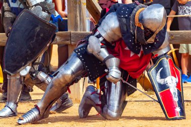 Belmonte, İspanya... 24 Eylül 2022, Ulusal Ortaçağ Güreş Şampiyonası. Ortaçağ askerleri tam muharebe halinde. Belmonte Kalesi 'nde ortaçağ savaşları.