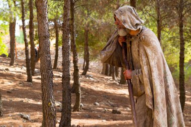 Belmonte, İspanya... 24 Eylül 2022: Ulusal Ortaçağ Savaşları Şampiyonası. Belmonte Kalesi 'nin ovalarında ortaçağdan kalma bir dilencinin yeniden yaratılması..