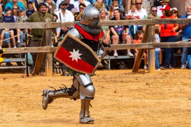 Belmonte, İspanya... 24 Eylül 2022, Ulusal Ortaçağ Güreş Şampiyonası. Ortaçağ askeri savaş alanında koşuyor. Belmonte Kalesi 'nde ortaçağ savaşları.