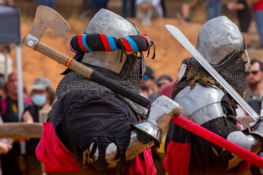 Belmonte, İspanya... 24 Eylül 2022, Ulusal Ortaçağ Güreş Şampiyonası. Savaşçılar ve askerler için ortaçağ miğferi. Belmonte Kalesi 'nde ortaçağ savaşları.