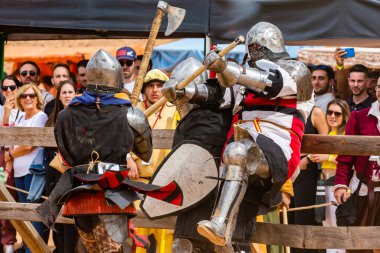 Belmonte, İspanya... 24 Eylül 2022, Ulusal Ortaçağ Güreş Şampiyonası. Ortaçağ askerleri tam muharebe halinde. Belmonte Kalesi 'nde ortaçağ savaşları.