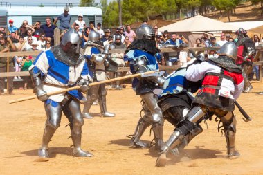 Belmonte, İspanya... 24 Eylül 2022, Ulusal Ortaçağ Güreş Şampiyonası. Ortaçağ askerleri tam muharebe halinde. Belmonte Kalesi 'nde ortaçağ savaşları.