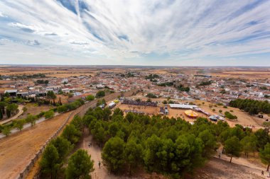 Cuenca 'daki Belmonte kasabasının manzarası ortaçağ şatosundan görülüyor. Kastilya Kasabaları.