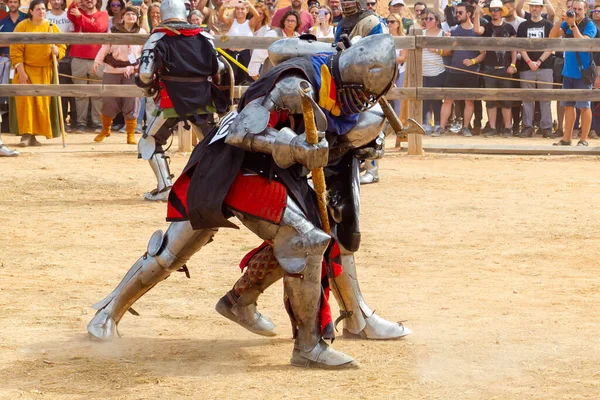 Belmonte Spain September 2022 National Medieval Wrestling Championship 中世纪的士兵在全面战斗 贝尔蒙特城堡广场上的中世纪战争 — 图库照片