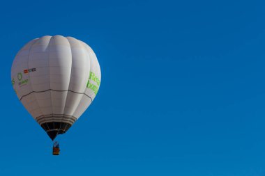 Aranjuez, İspanya - 8 Ekim 2022 Madrid 'deki Palacio de Aranjuez bahçesinde sıcak hava balonu gösterisi. Renkli balonlar. Madrid 'in manzaraları. Aranjuez Sarayı.