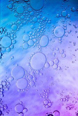 Su yüzeyi köpüklü sabun köpüğündeki soyut arkaplan yağı. Makro baloncuklu. Modern tasarım için suya yağ damlası resmi..