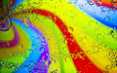 Su yüzeyi köpüklü sabun köpüğündeki soyut arkaplan yağı. Makro baloncuklu. Modern tasarım için suya yağ damlası resmi..