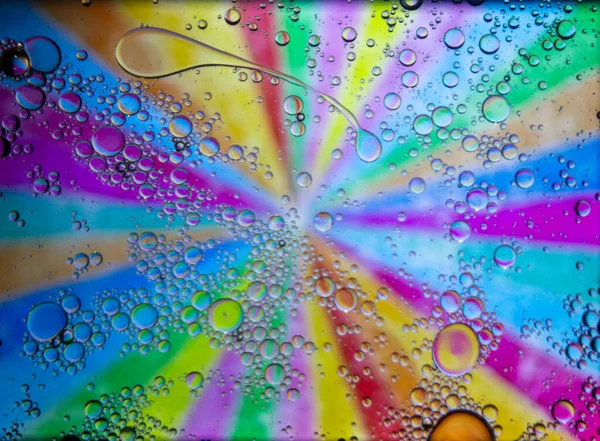 肥皂泡水表泡沫中彩色背景油的特写 现代水滴图像及创意设计背景 — 图库照片