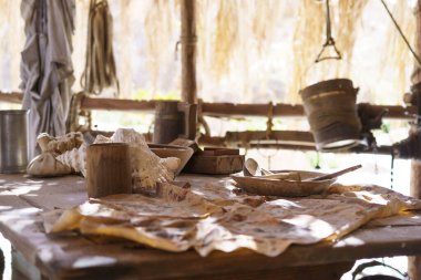 Issız bir adada gemi enkazı yapmış bir denizcinin kulübesi mi yoksa paradisial bir adada yaşayan bir hippinin evi mi?