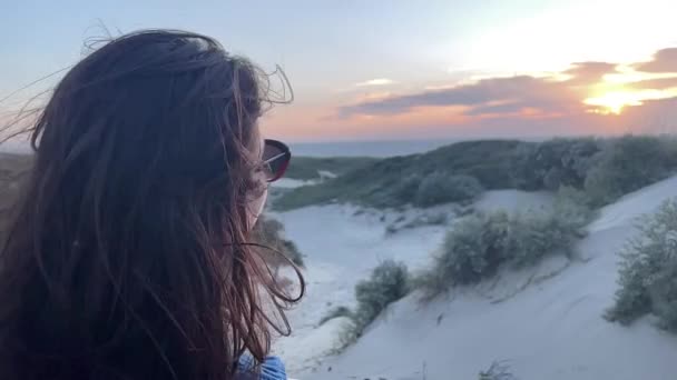 Kvinna Titta Solnedgången Sanddynerna Kijkduin Haag Nederländerna — Stockvideo