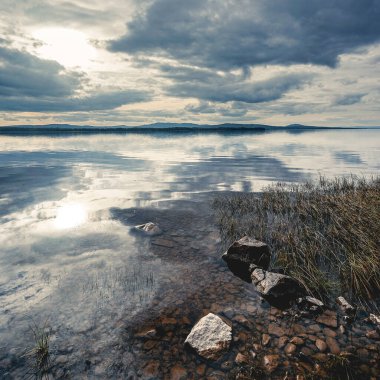 İsveç Darlana 'da Siljan Gölü' nde gün batımı  