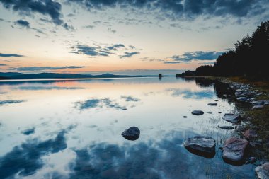 İsveç Darlana 'da Siljan Gölü' nde gün batımı  