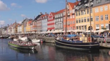 Kopenhag, Danimarka 'daki ünlü ve turistik yer Nyhavn' da yoğun bir öğleden sonra..