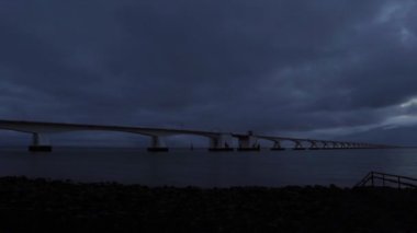 Zeelandbridge, Zierikzee, Hollanda 'da bulutlu bir akşamın zamanı.