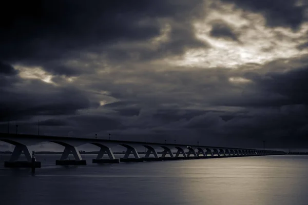 オランダのツェラン橋による曇りの夜 — ストック写真