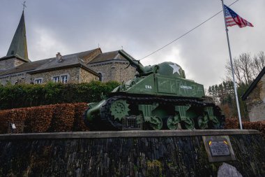 İkinci Dünya Savaşı 'ndan kalma eski bir Sherman tankının Belçika' daki anıtı. 6 Ocak 2022 'yi evcilleştir.