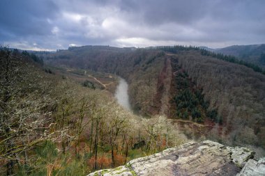 Belçika 'da bulutlu bir gün Ardennes, Le Hero, La Roche en Ardenne Belçika.