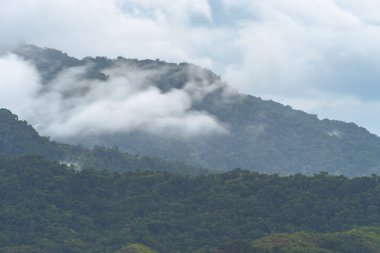 Ilhabela Sao Paulo Brezilya sahilinde fırtınalı ve bulutlu bir akşam..