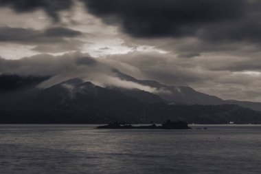 Ilhabela Sao Paulo Brezilya sahilinde fırtınalı ve bulutlu bir akşam..