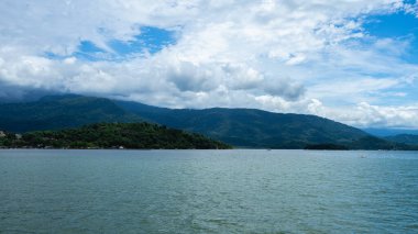 Paraty 'den sahil kenarındaki güzel adalara ve sahillere tekne gezisi. Paraty RJ Brezilya.