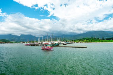 Paraty 'den sahil kenarındaki güzel adalara ve sahillere tekne gezisi. Februari 11 2022, Paraty RJ Brezilya.