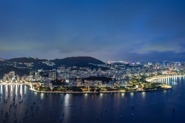 Geceleri Rio de Janeiro 'da. Sugarloaf Dağı 'ndan bakış açısı.
