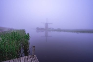 Hollanda, Kinderdijk 'te sisli bir sabah..