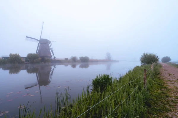 Ομιχλώδης Πρωί Στους Ανεμόμυλους Στο Kinderdijk Ολλανδία — Φωτογραφία Αρχείου