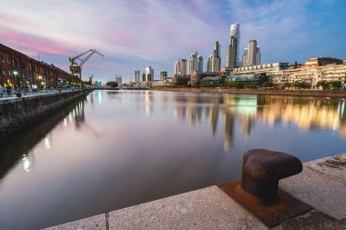 Bir akşam Porto Madero, Buenos Aires, Arjantin rıhtımında.