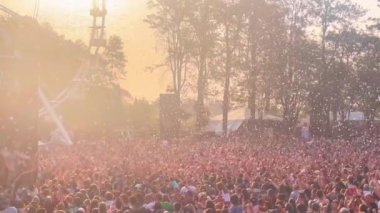 Holombra Brezilya 'daki Flora Fuarı' ndaki çiçek yağmurundan yavaş çekim görüntüleri. 3 Eylül 2022.