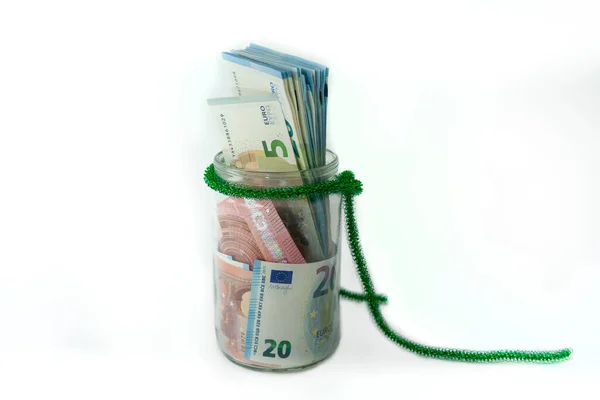 Yeni yıl hediyesi olarak para ve beyaz bir arka planda Noel. İzole edilmiş bir resim.