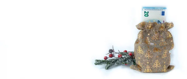 Pengar som en gåva till nyår och jul på en vit bakgrund. En isolerad bild. — Stockfoto