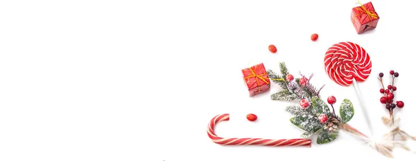 Рождественские украшения и праздники сладкий на белом фоне — стоковое фото
