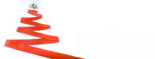 Julgran gjord av rött band på en vit bakgrund — Stockfoto