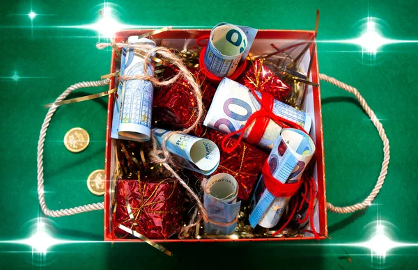 Kırmızı iplikle bağlanmış Noel hediyesinde para