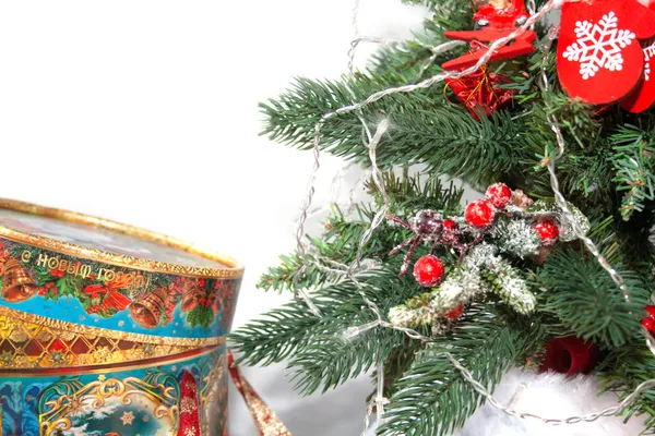 Árbol de Navidad decorado sobre un fondo borroso con un regalo en el fondo —  Fotos de Stock