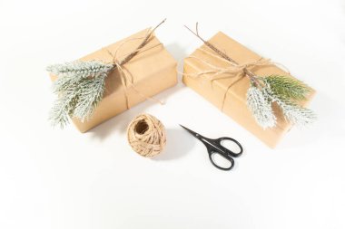 Hediye, ince bir dalla el işi kağıdına sarılmış.