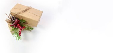 Hediye, ince bir dalla el işi kağıdına sarılmış.