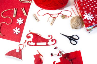 Noel için ağaçtaki kırmızı keçeli kalemlerden oyma.