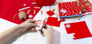 Noel için ağaçtaki kırmızı keçeli kalemlerden oyma.