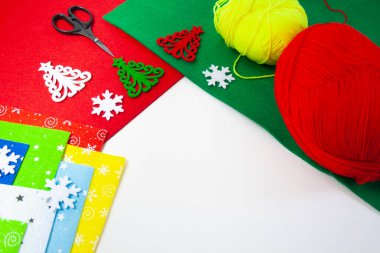 Noel için ağaçtaki kırmızı keçeli kalemlerden oyma.
