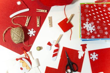 Noel için ağaçtaki kırmızı keçeli kalemlerden oyma.