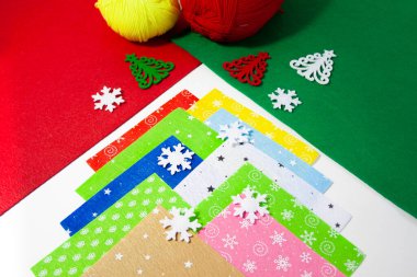 Noel için ağaçtaki kırmızı keçeli kalemlerden oyma.