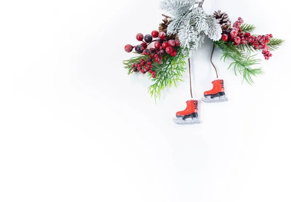 Juguetes navideños en rama de abeto sobre fondo blanco —  Fotos de Stock