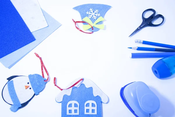 Noel için ağaçtaki kırmızı keçeli kalemlerden oyma.